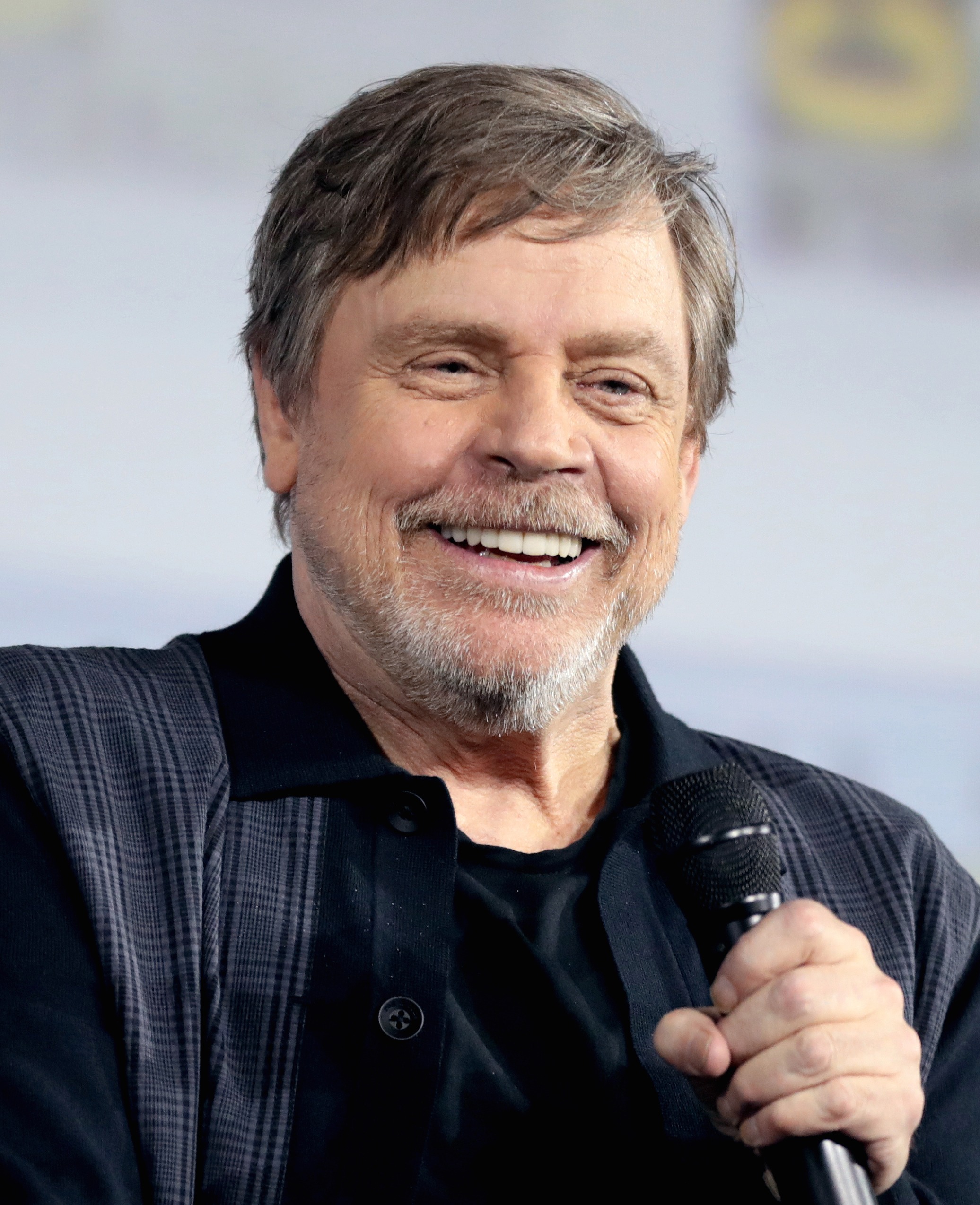 Mark Hamill y Seth Rogen en una imagen promocional del reboot de Pato Darkwing