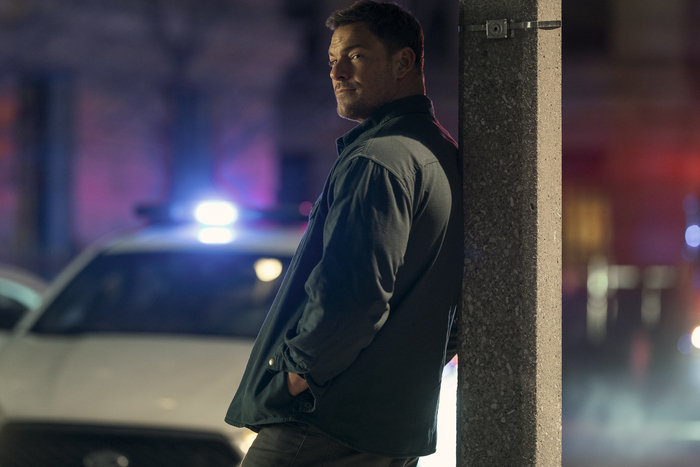 Foto de Alan Ritchson como Jack Reacher durante su aparición especial en Neagley