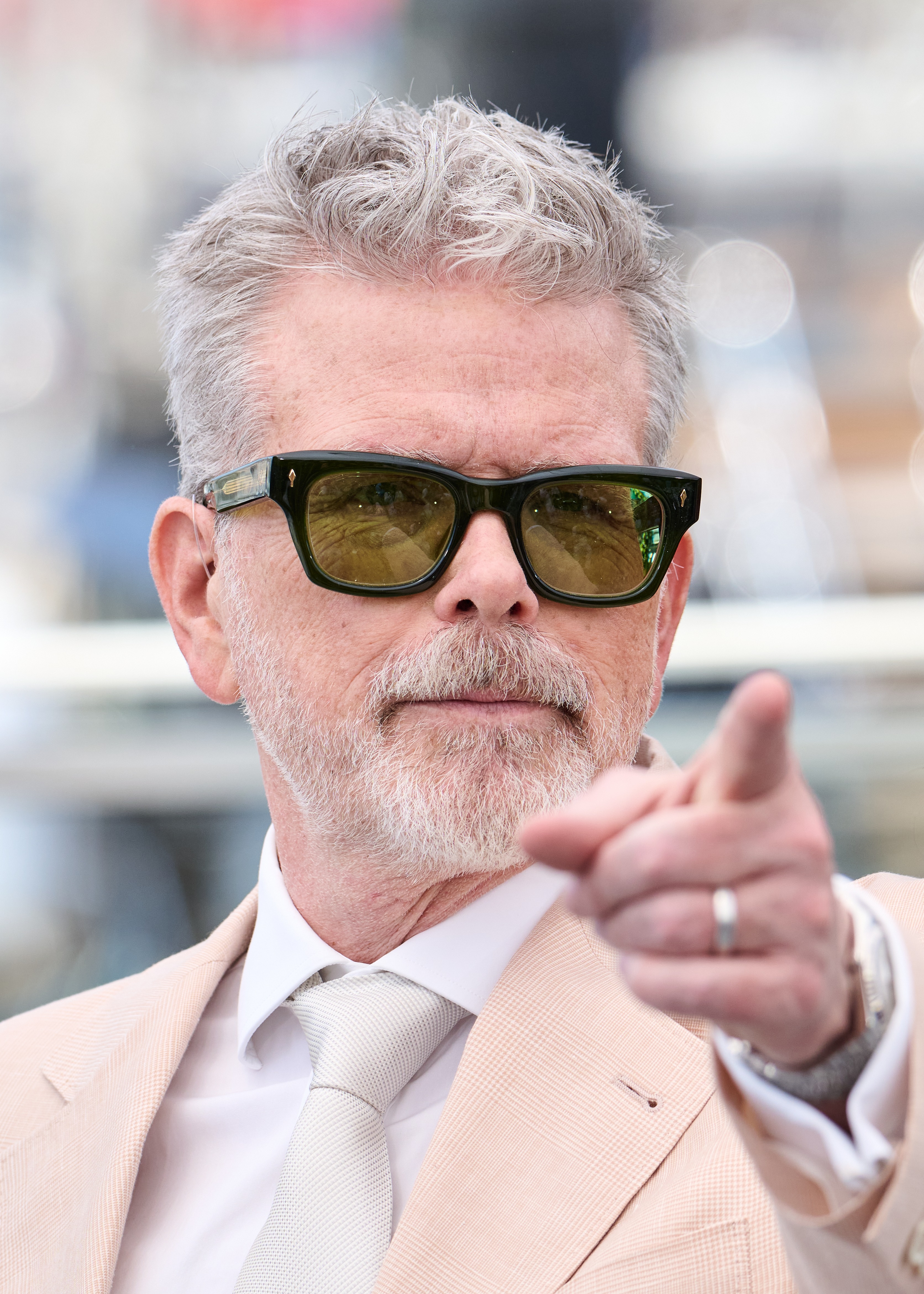 Denzel Washington y Christopher McQuarrie juntos en una imagen promocional