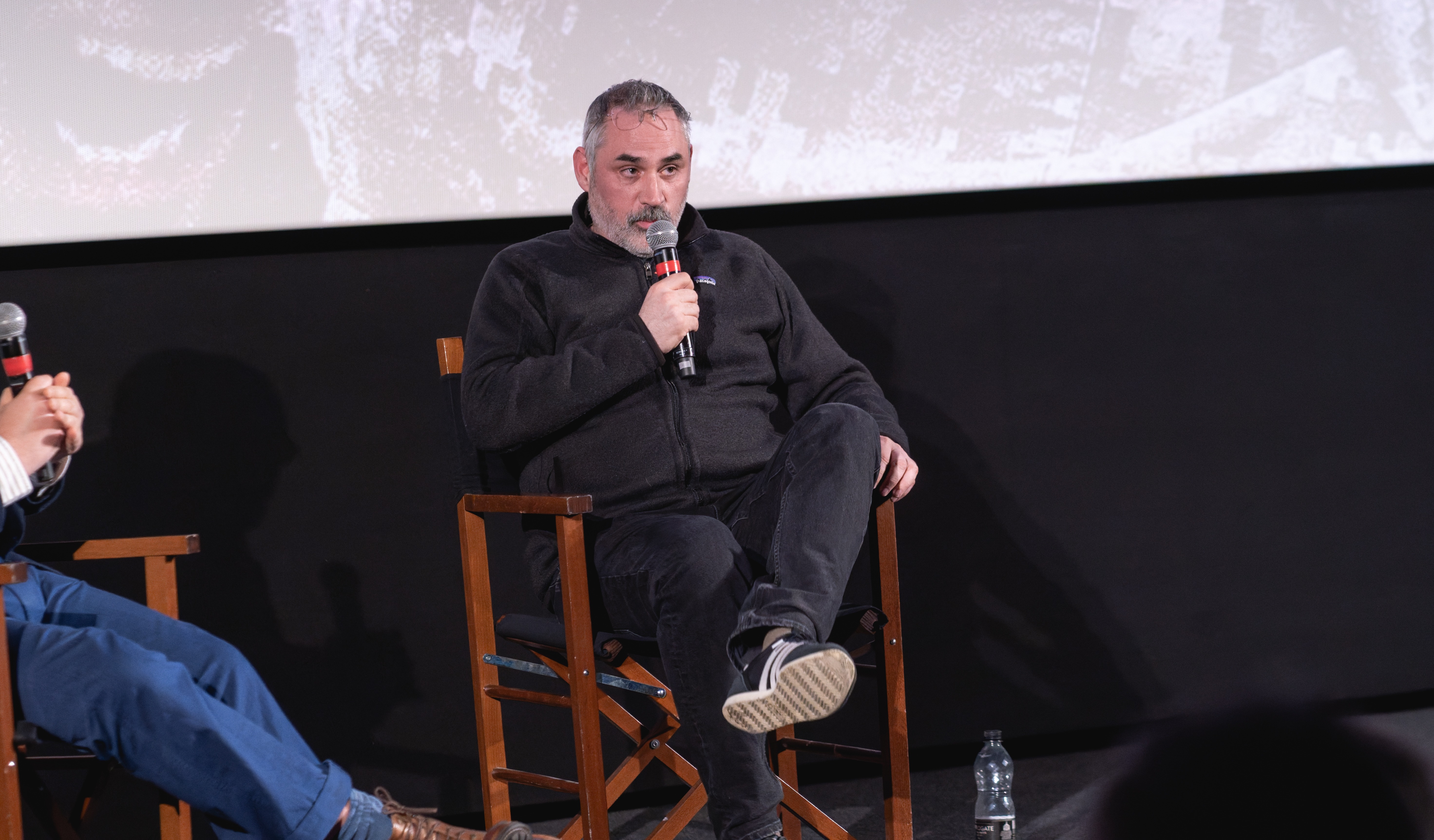 Foto de Alex Garland en el set de rodaje, detrás de una cámara