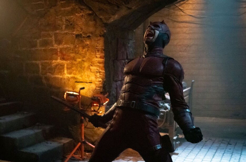 Charlie Cox caracterizado como Daredevil en una escena de Born Again