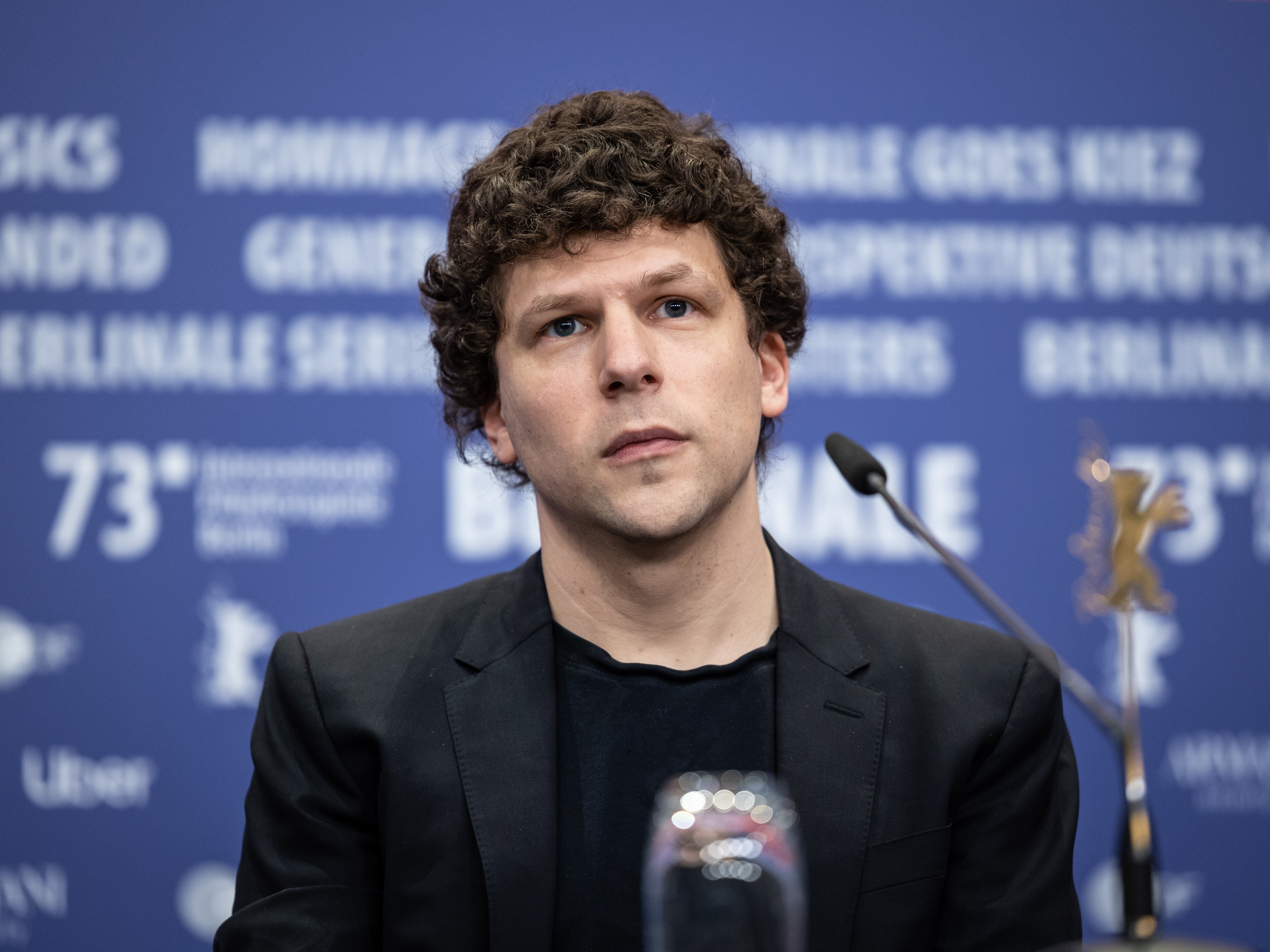 Jesse Eisenberg salta a la televisión con una serie sobre el inicio de las guerras culturales