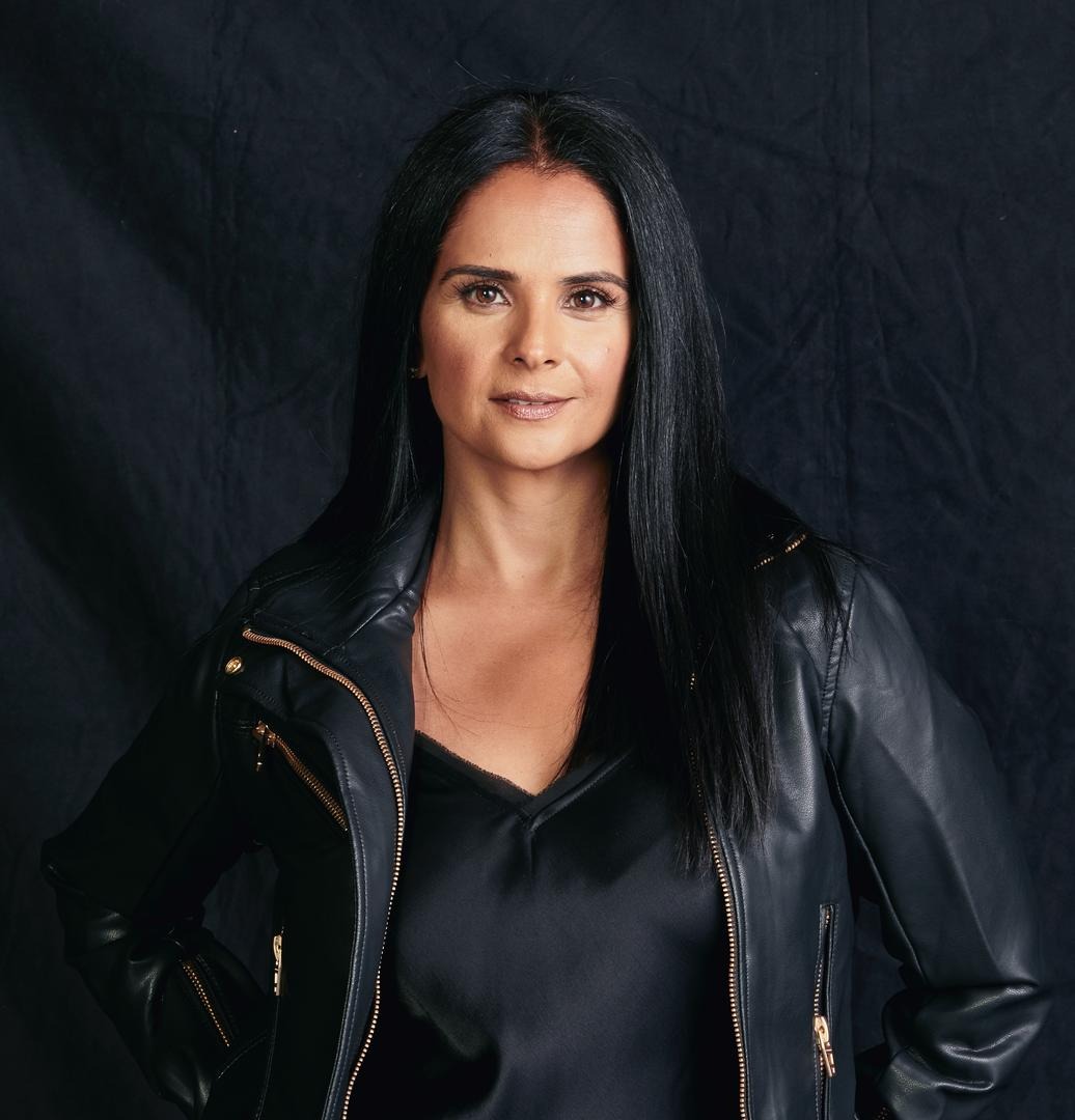 Bela Bajaria en un evento de Netflix junto a directivos de la plataforma