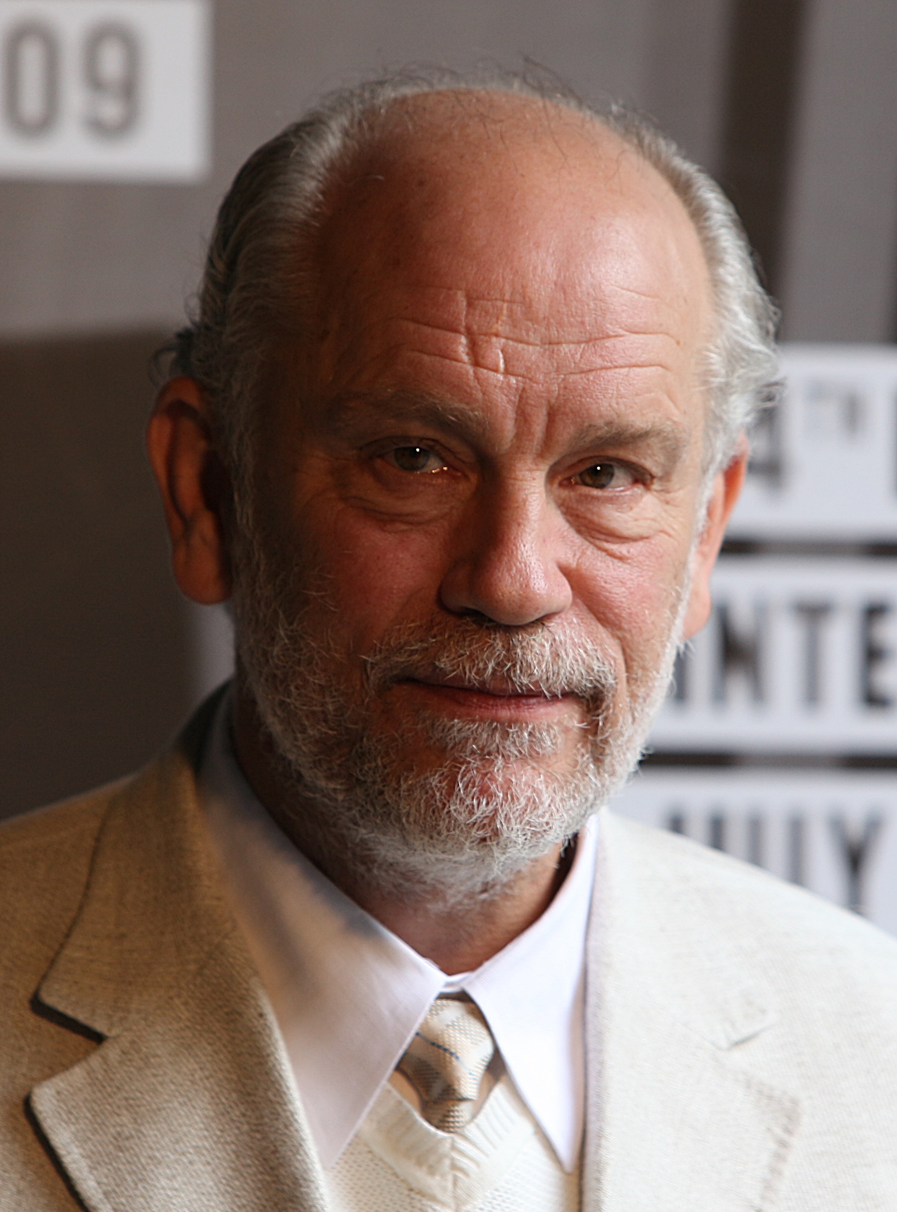 John Malkovich saludando durante una videollamada en la ceremonia de Venecia
