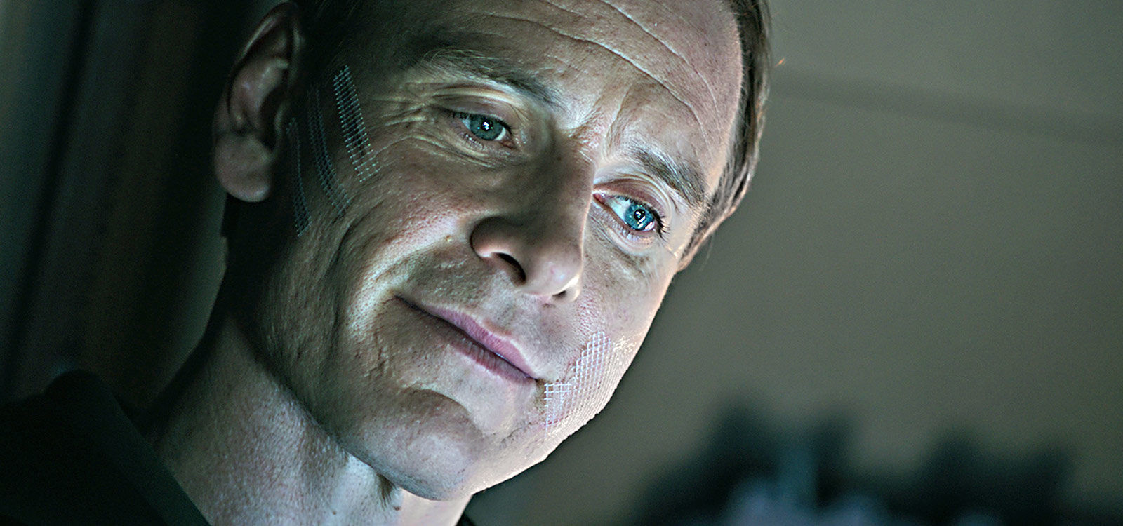 Michael Fassbender caracterizado como el androide David en Alien: Covenant
