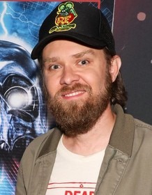 Foto de Mike P. Nelson, director de la nueva película de Saw, en un set de rodaje