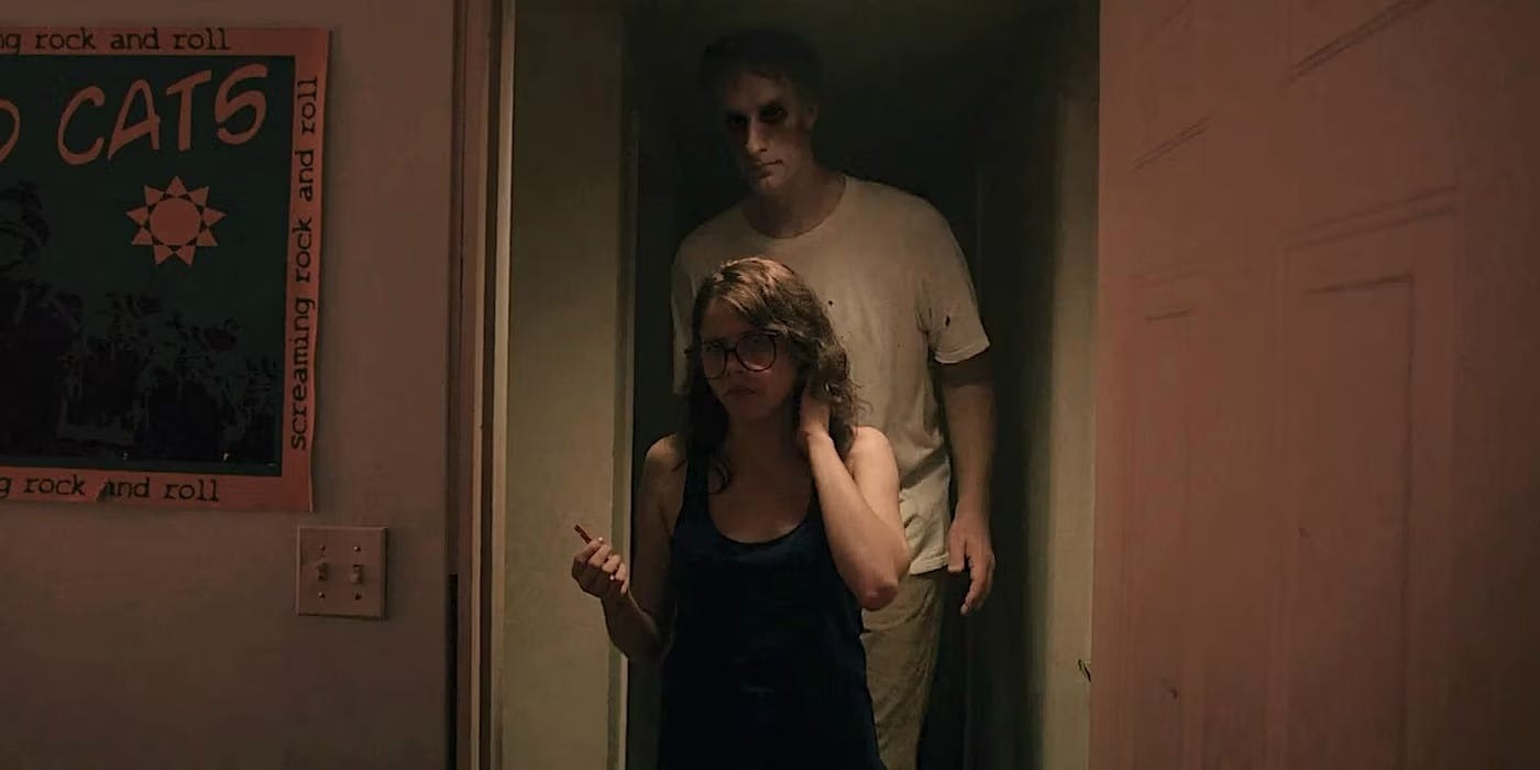 Fotograma promocional de It Follows con Maika Monroe en la calle