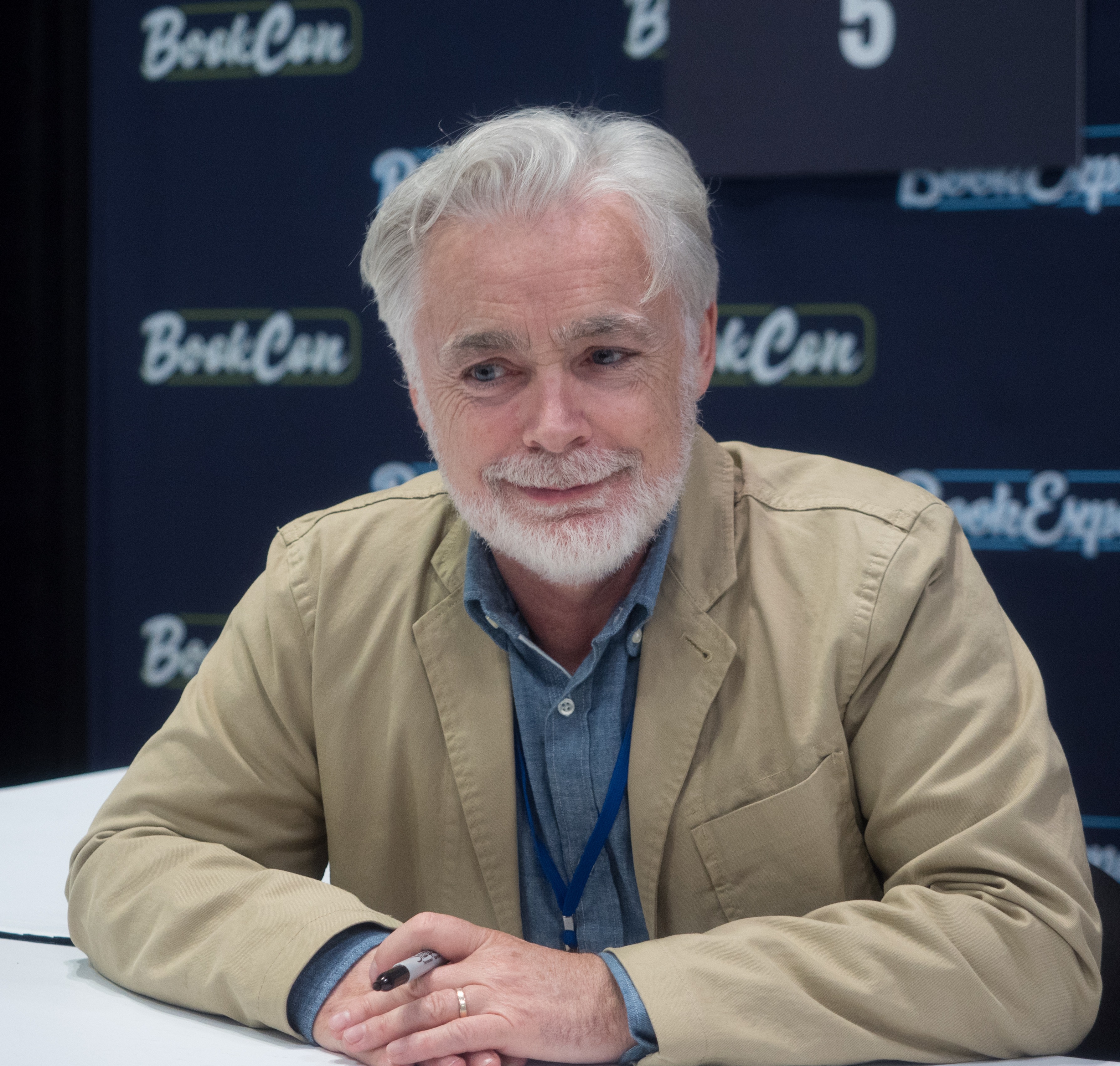 Eoin Colfer durante el panel de Artemis Fowl en la New York Comic Con
