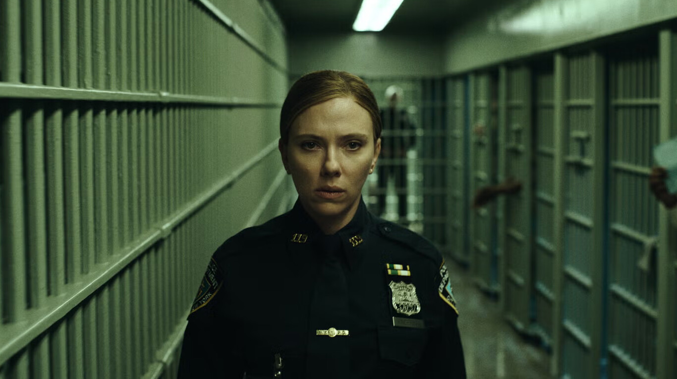 Scarlett Johansson como la detective Julie Miller en una escena de The Exorcist: Martyrs