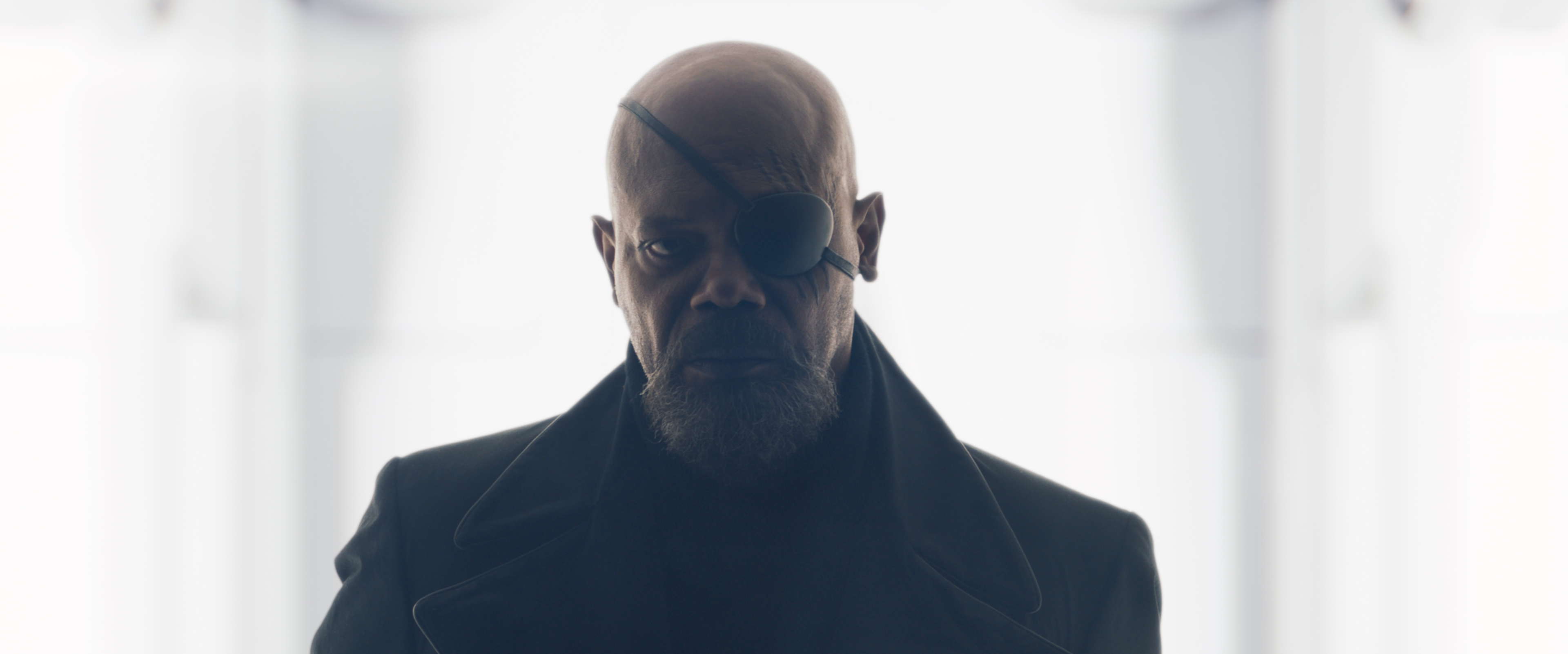 Nick Fury junto a Captain Marvel y Ms. Marvel en una escena de The Marvels