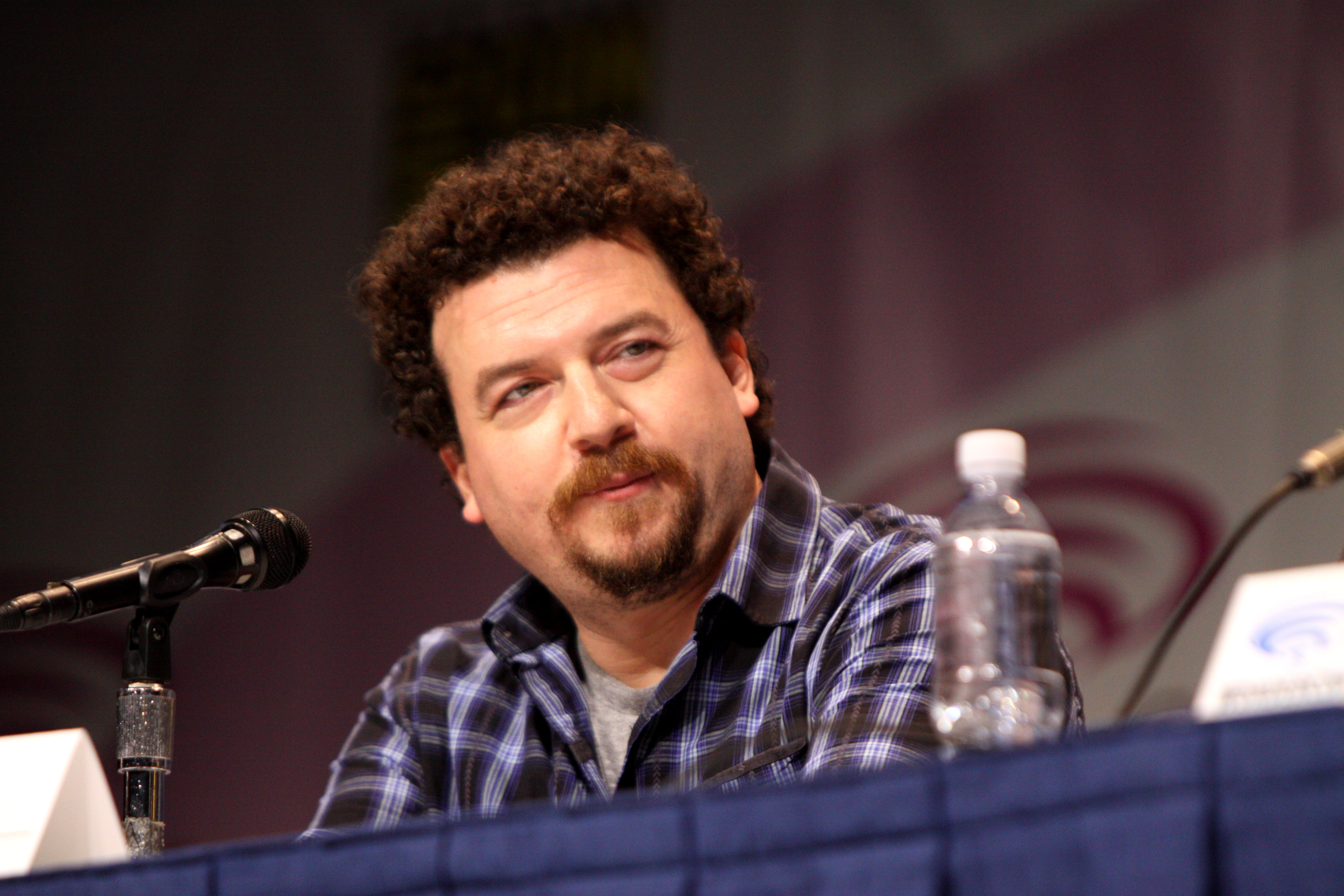 Danny McBride en el set de rodaje, con gorra y ropa casual