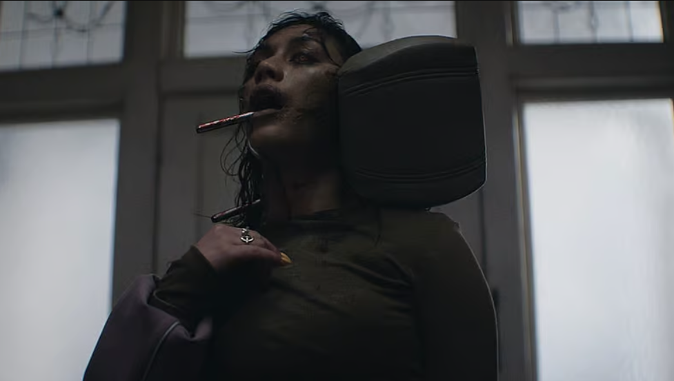 Fotograma de Evil Dead Burn con Souheila Yacoub en la casa aislada