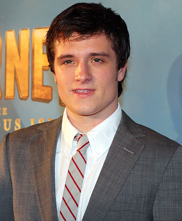 Josh Hutcherson y Mackenzie Davis en una imagen promocional de Mister Miracle