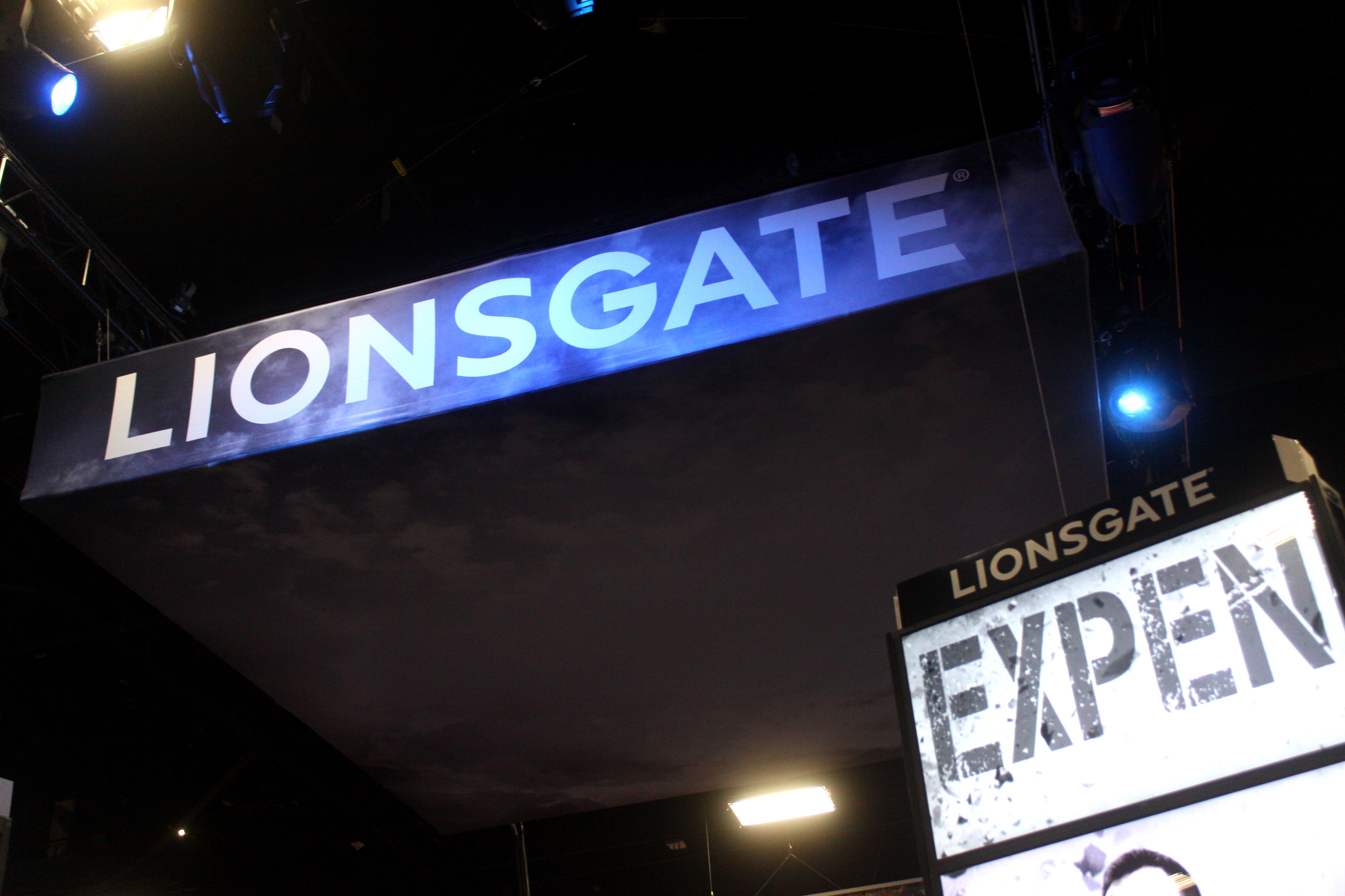 Fachada de la sede de Lionsgate en Santa Mónica con su logo visible